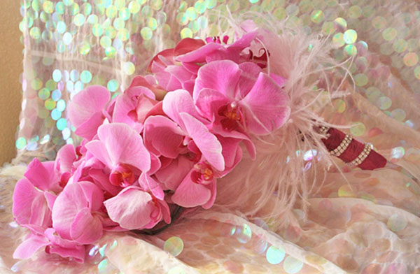 Bó hoa cầm tay cô dâu kết từ lan hồ điệp hồng tuyệt đẹp
