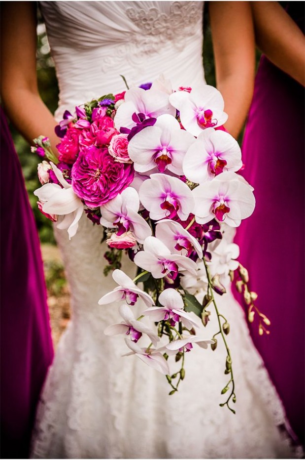 Lan hồ điệp trắng góp mặt trong hoa cưới cô dâu đẹp sang trọng