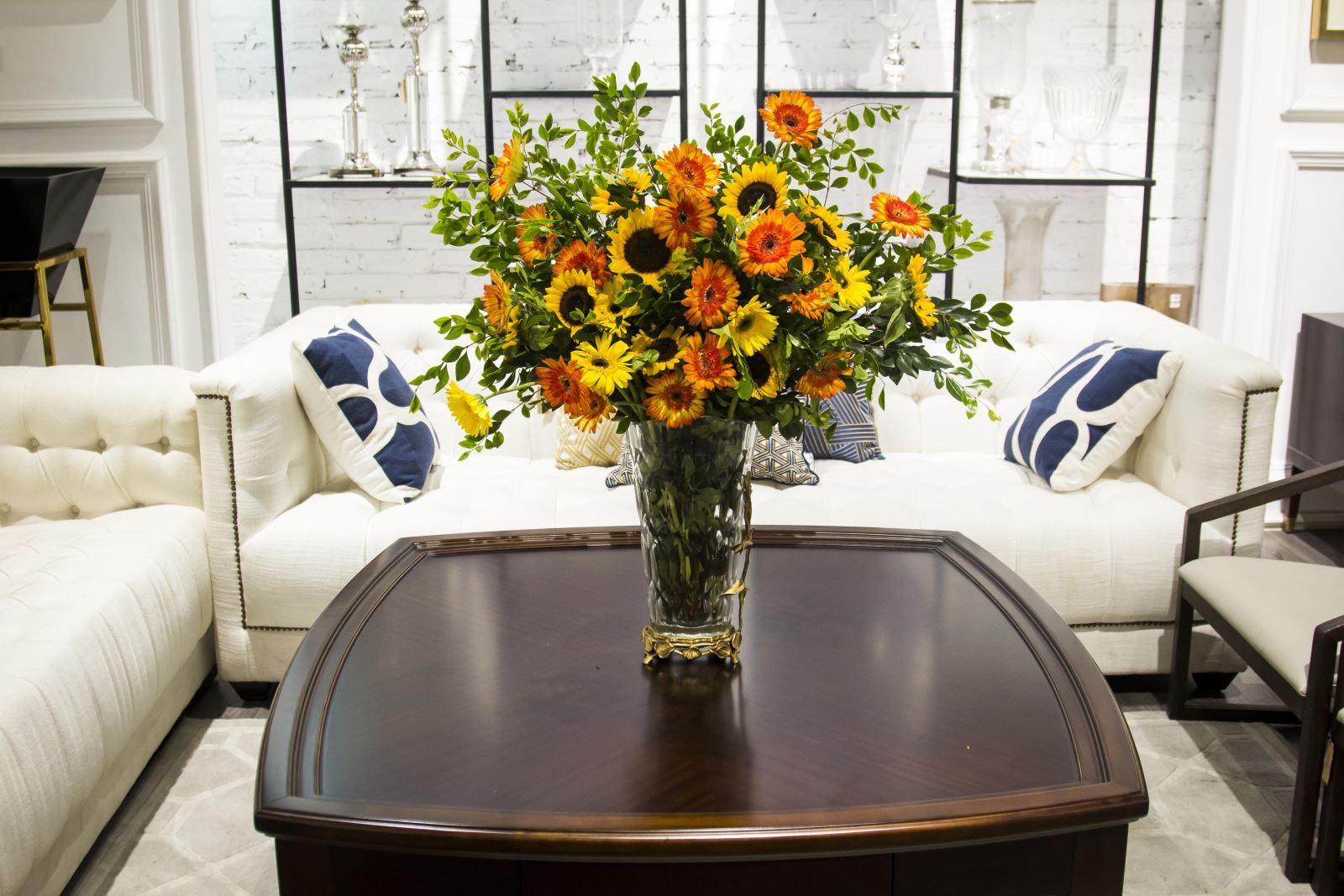 Hoa trang trí phòng khách đẹp từ hoa hướng dương, đồng tiền