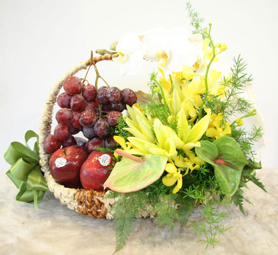 Giỏ trái cây mừng khai trương đính kèm hoa ly sang trọng