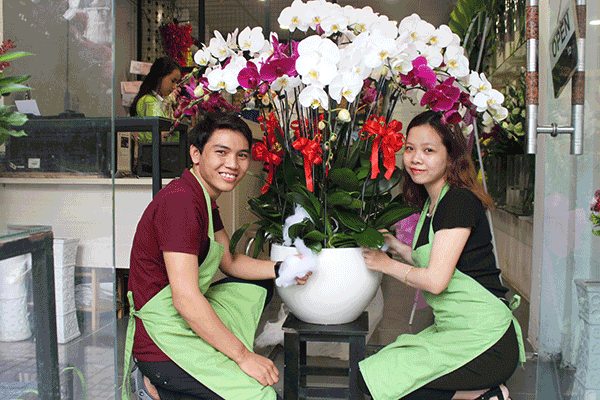 Nhân viên cửa hàng hoa lan Phú Nhuận
