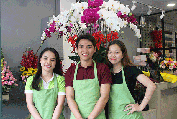 Đội ngũ nhân viên tại shop hoa lan Phú Nhuận